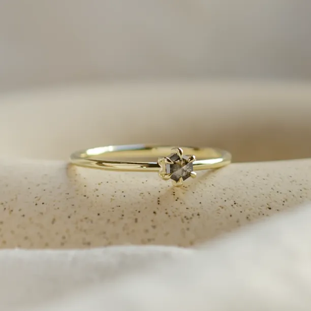 Minimalistický prsten se salt and pepper diamantem ve tvaru hexagon HEXI Image