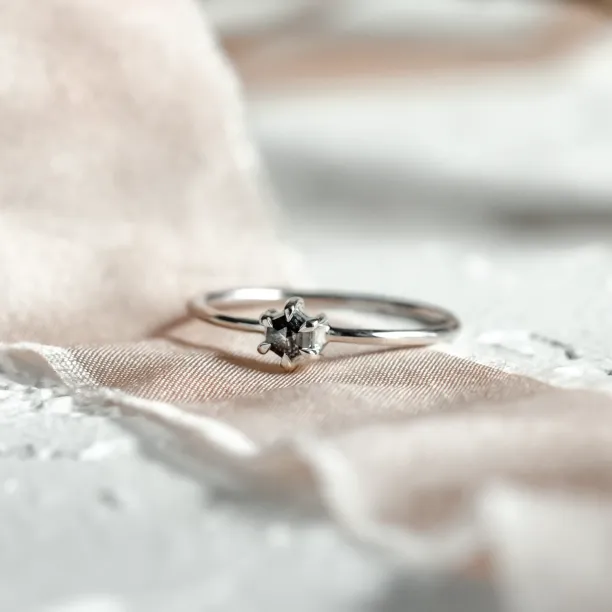 Minimalistický prsten se salt and pepper diamantem ve tvaru hexagon HEXI Image