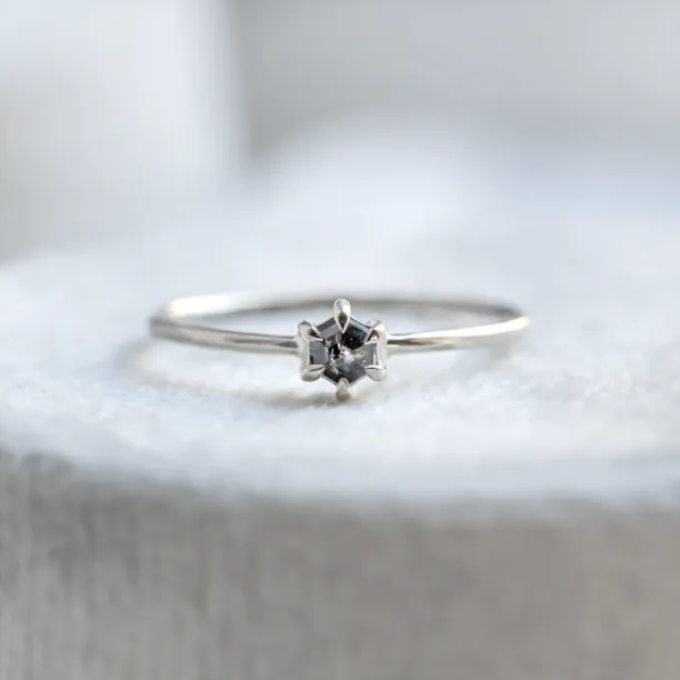 Minimalistický prsten se salt and pepper diamantem ve tvaru hexagon HEXI Image