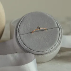 Minimalistický zásnubní prsten se salt'n'pepper diamantem RETTI Thumbnail