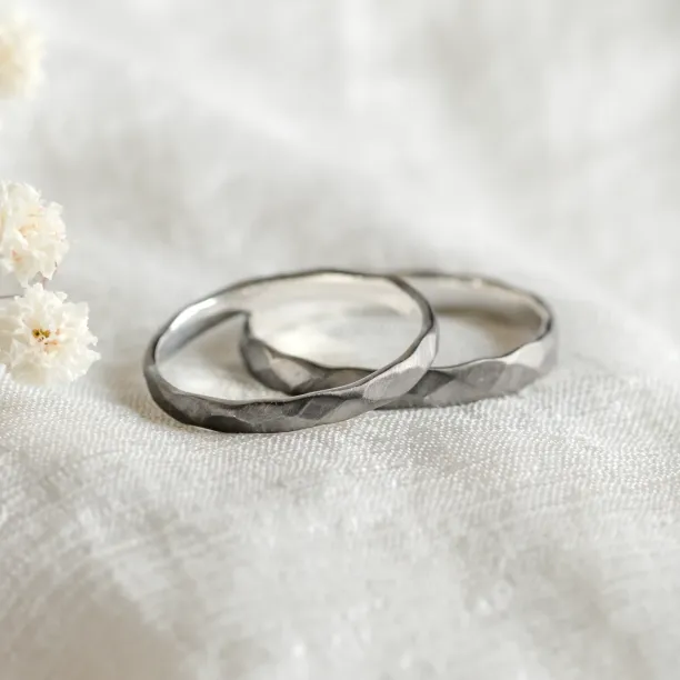 Černé snubní prsteny ze zlata s tepaným povrchem AZTEK Image