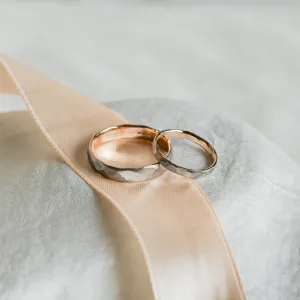 Černé snubní prsteny ze zlata s tepaným povrchem AZTEK Thumbnail