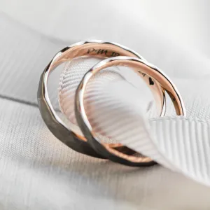 Černé snubní prsteny ze zlata s tepaným povrchem AZTEK Thumbnail