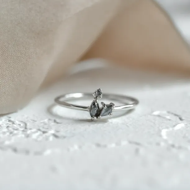 Originální prsten v cluster stylu s galaxy diamanty TAYA Image