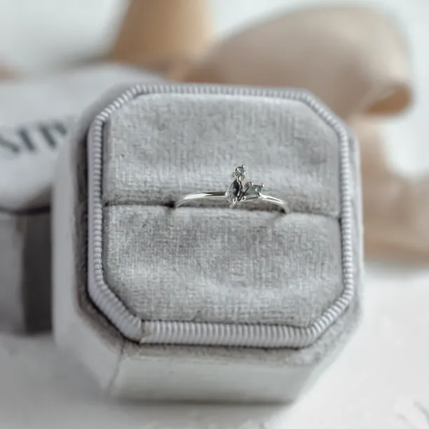 Originální prsten v cluster stylu s galaxy diamanty TAYA Image