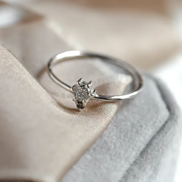 Decentní cluster prsten se salt and pepper diamanty ORESTE Image