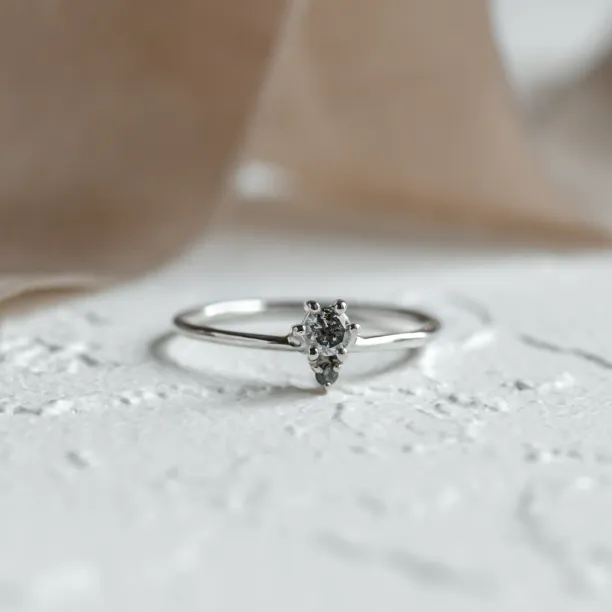 Decentní cluster prsten se salt and pepper diamanty ORESTE Image