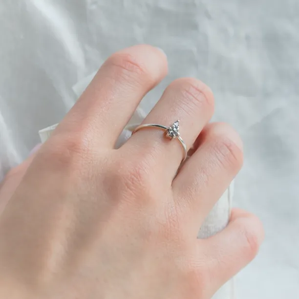 Minimalist cluster ring with salt and pepper diamonds VITTORIA Image