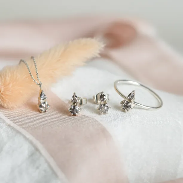 Minimalist cluster ring with salt and pepper diamonds VITTORIA Image