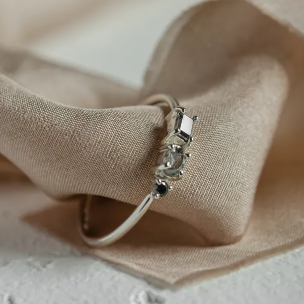 Netradiční cluster prsten se salt'n'pepper diamanty TRE CIME Image