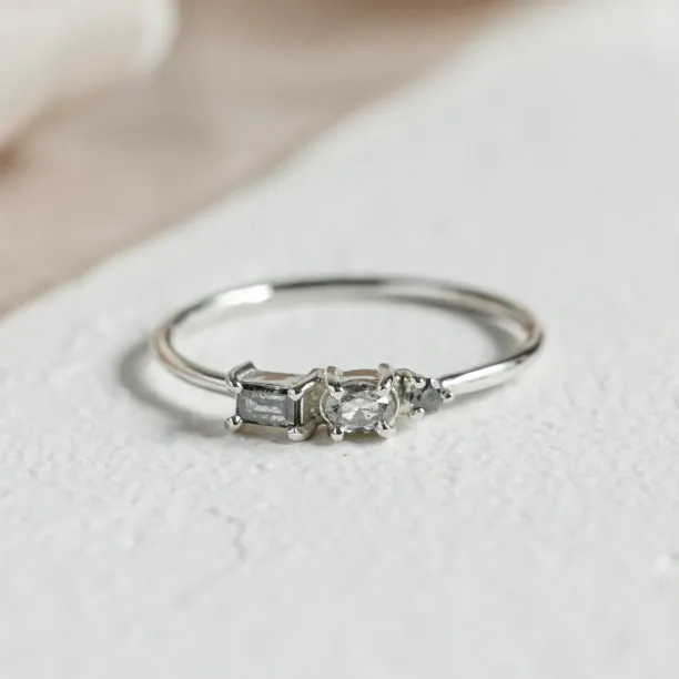 Netradiční cluster prsten se salt'n'pepper diamanty TRE CIME Image