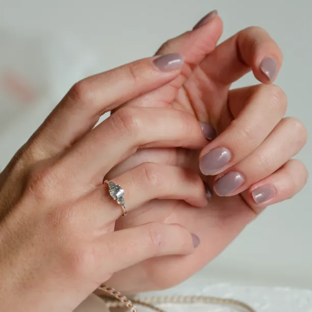 Netradiční zásnubní prsten se salt'n'pepper diamanty AURELIO Image