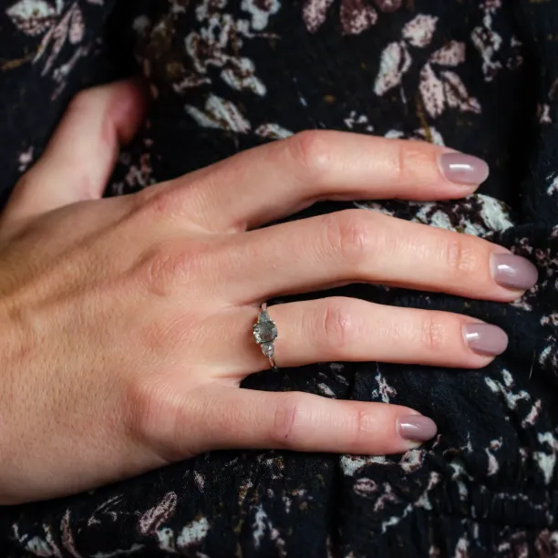 Netradiční zásnubní prsten se salt'n'pepper diamanty AURELIO Image