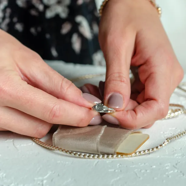 Netradiční zásnubní prsten se salt'n'pepper diamanty AURELIO Image