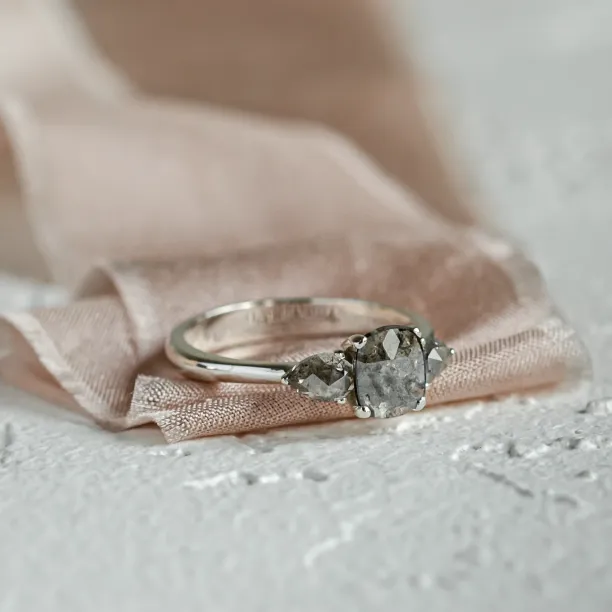 Netradiční zásnubní prsten se salt'n'pepper diamanty AURELIO Image