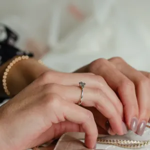 Netradiční zásnubní prsten se salt'n'pepper diamanty AURELIO Thumbnail