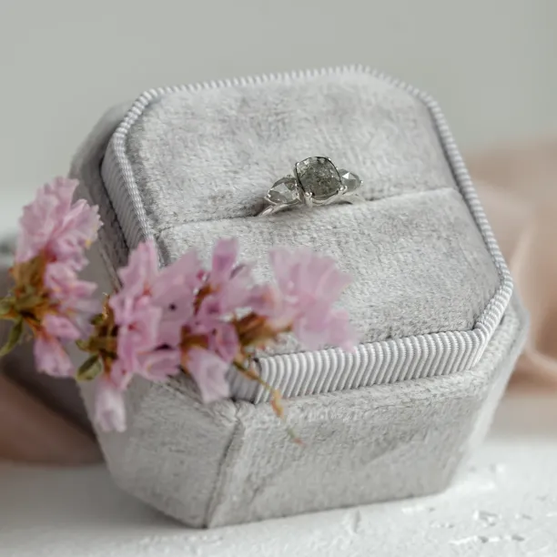 Netradiční zásnubní prsten se salt'n'pepper diamanty AURELIO Image