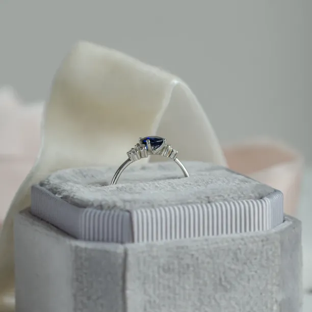 Engagement ring with sapphire and diamonds EDWARD Image