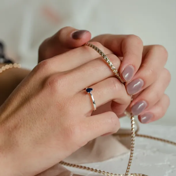 Zásnubní prsten s modrým safírem LOUIS Image