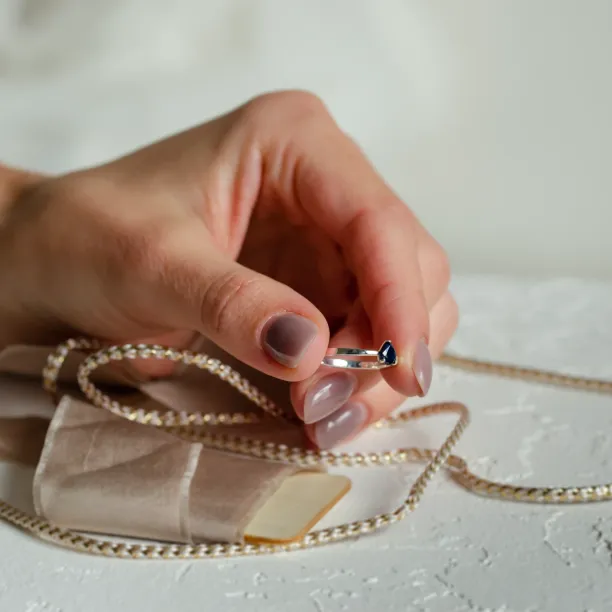 Zásnubní prsten s modrým safírem LOUIS Image