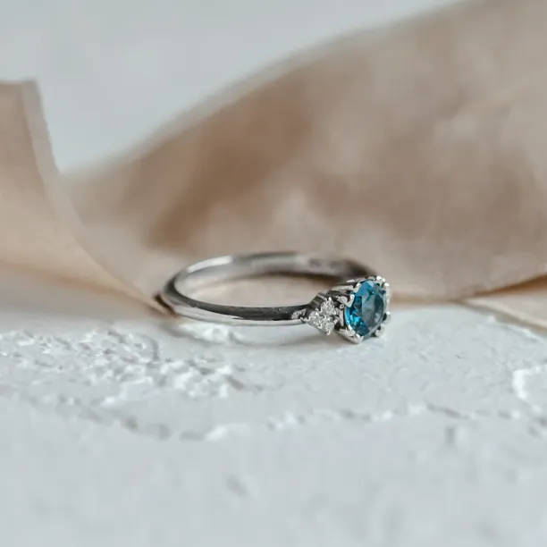 Zásnubní prsten s topazem a diamanty MONELAND Image