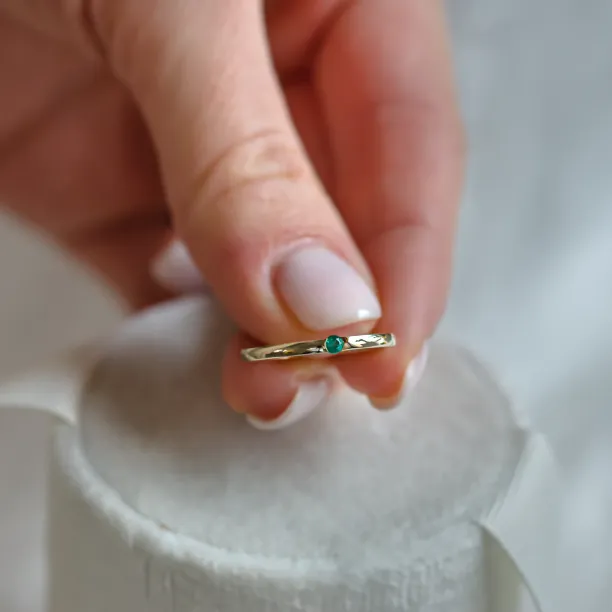 Minimalistický prsten se smaragdem HAIMERALD Image