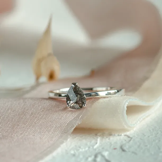 Zásnubní prsten se salt'n'pepper diamantem CARMIA Image