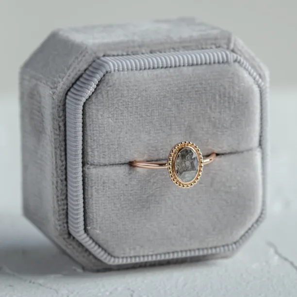 Zlatý vintage prsten se salt'n'pepper diamantem PHILIPPE Image