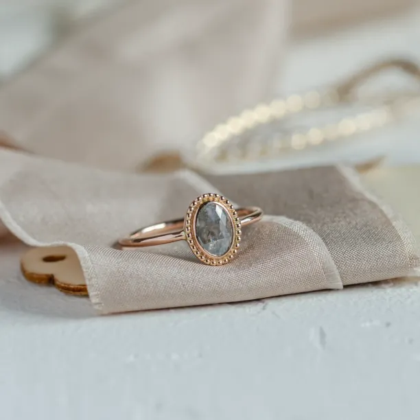 Zlatý vintage prsten se salt'n'pepper diamantem PHILIPPE Image