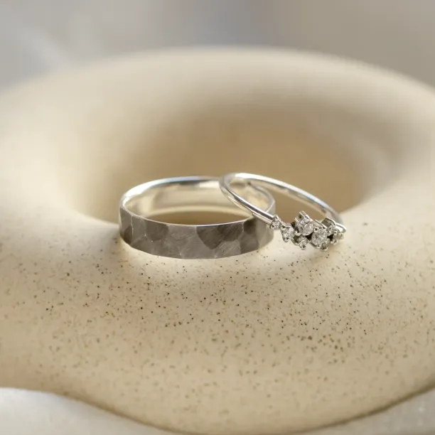 Netradiční snubní prsteny s černým rhodiem a diamanty ROMA Image