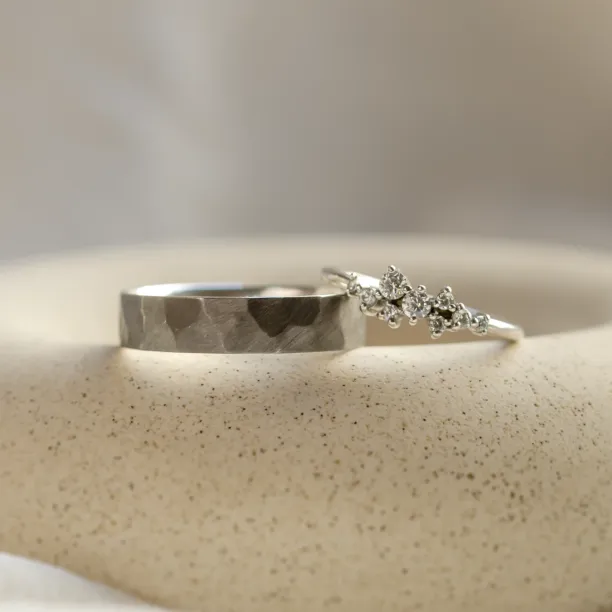 Netradiční snubní prsteny s černým rhodiem a diamanty ROMA Image