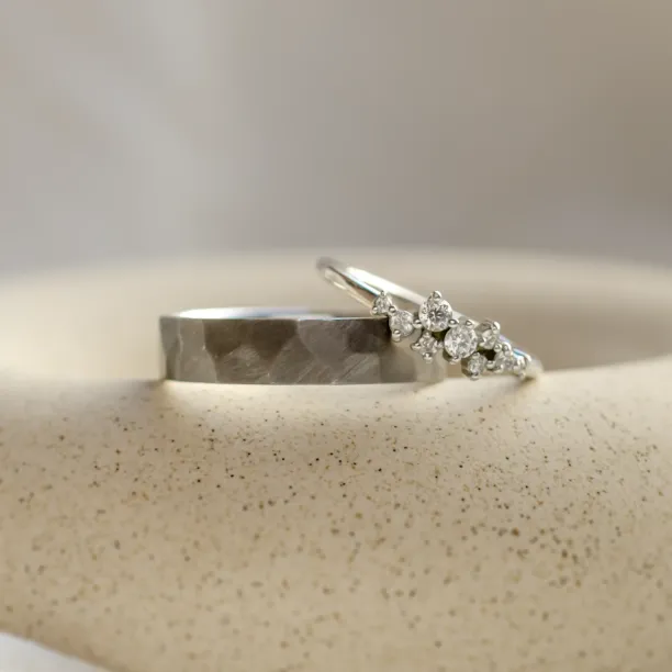 Netradiční snubní prsteny s černým rhodiem a diamanty ROMA Image