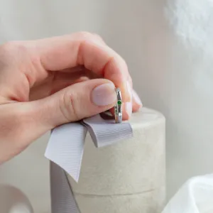 Platinový zásnubní prsten s lab-grown smaragdem LINA Thumbnail