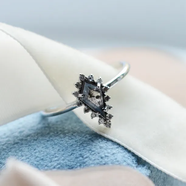 Cluster prsten se salt'n'pepper diamantem DOMO Image