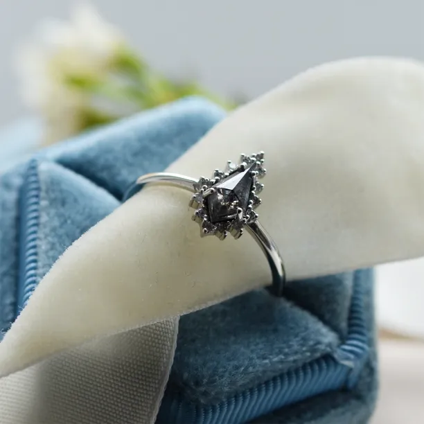 Cluster prsten se salt'n'pepper diamantem DOMO Image