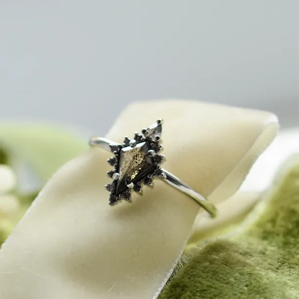 Originální prsten se salt'n'pepper diamanty DOME Image