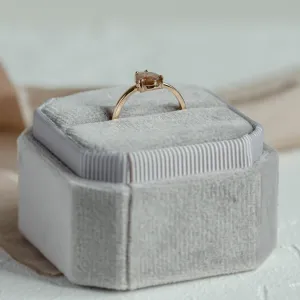 Zlatý prsten s pear salt and pepper diamantem BERTO Thumbnail