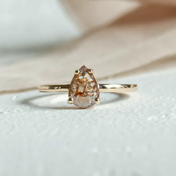 Zlatý prsten s pear salt and pepper diamantem BERTO Image