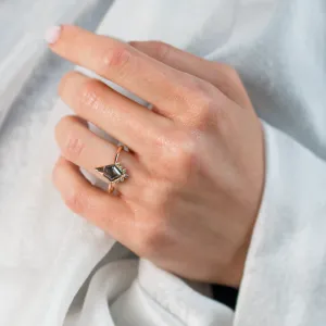 Netradiční zásnubní prsten se salt and pepper diamantem a bočními diamanty ADIRA Thumbnail