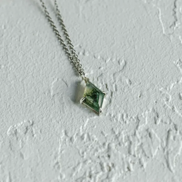 Zlatý náhrdelník s kite mechovým achátem QUENDI Image