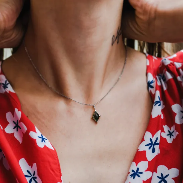 Zlatý náhrdelník s kite mechovým achátem QUENDI Image