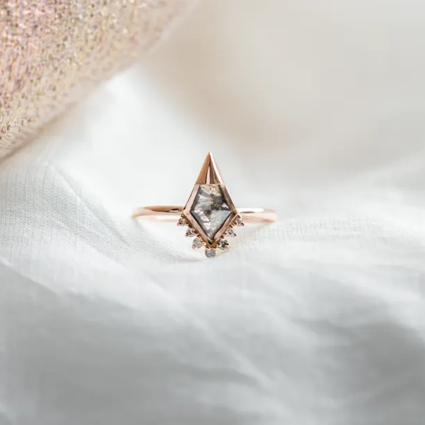 Netradiční zásnubní prsten se salt and pepper diamantem a bočními diamanty ADIRA Image