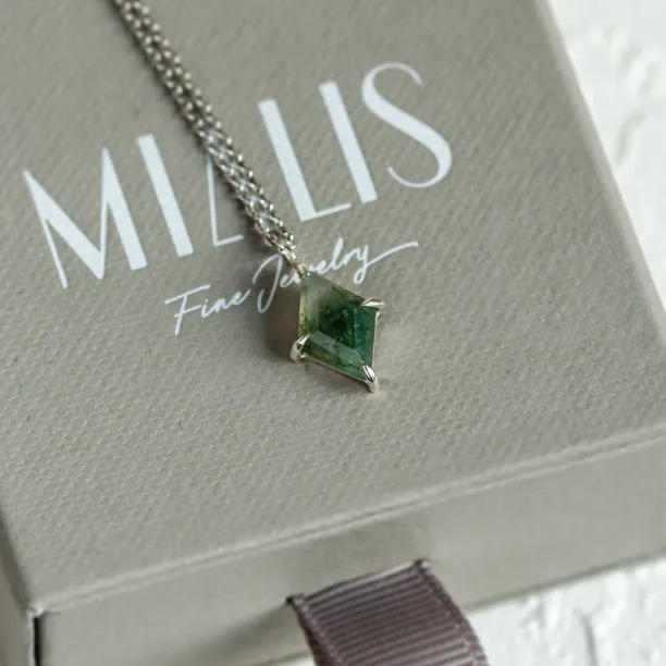 Zlatý náhrdelník s kite mechovým achátem QUENDI Image