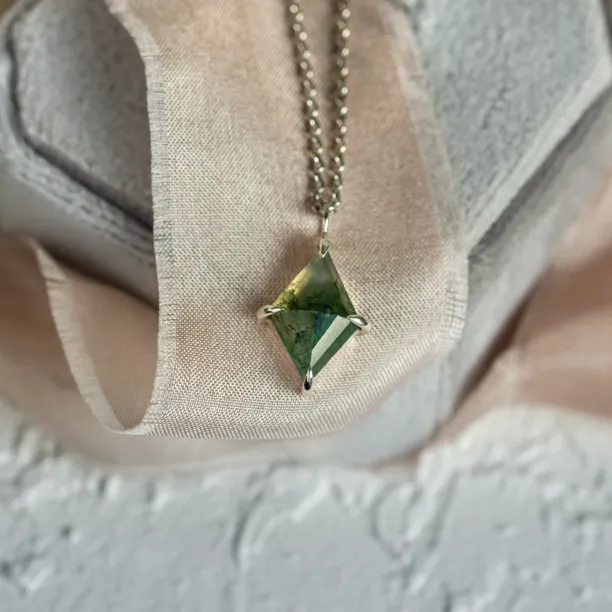 Zlatý náhrdelník s kite mechovým achátem QUENDI Image