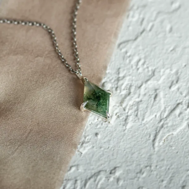 Zlatý náhrdelník s kite mechovým achátem QUENDI Image