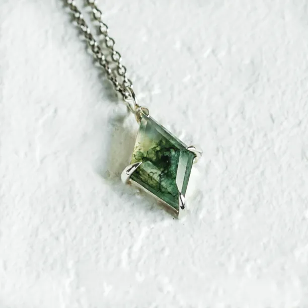 Zlatý náhrdelník s kite mechovým achátem QUENDI Image