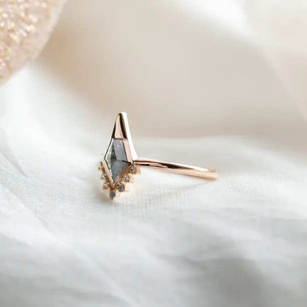 Netradiční zásnubní prsten se salt and pepper diamantem a bočními diamanty ADIRA Image