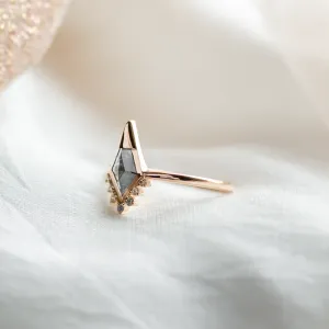 Netradiční zásnubní prsten se salt and pepper diamantem a bočními diamanty ADIRA Thumbnail