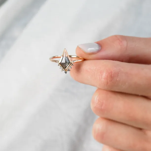 Netradiční zásnubní prsten se salt and pepper diamantem a bočními diamanty ADIRA Image