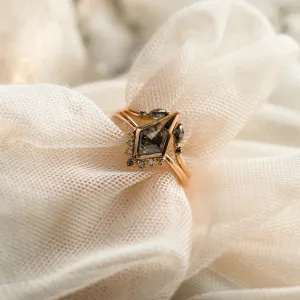 Netradiční zásnubní prsten se salt and pepper diamantem a bočními diamanty ADIRA Thumbnail